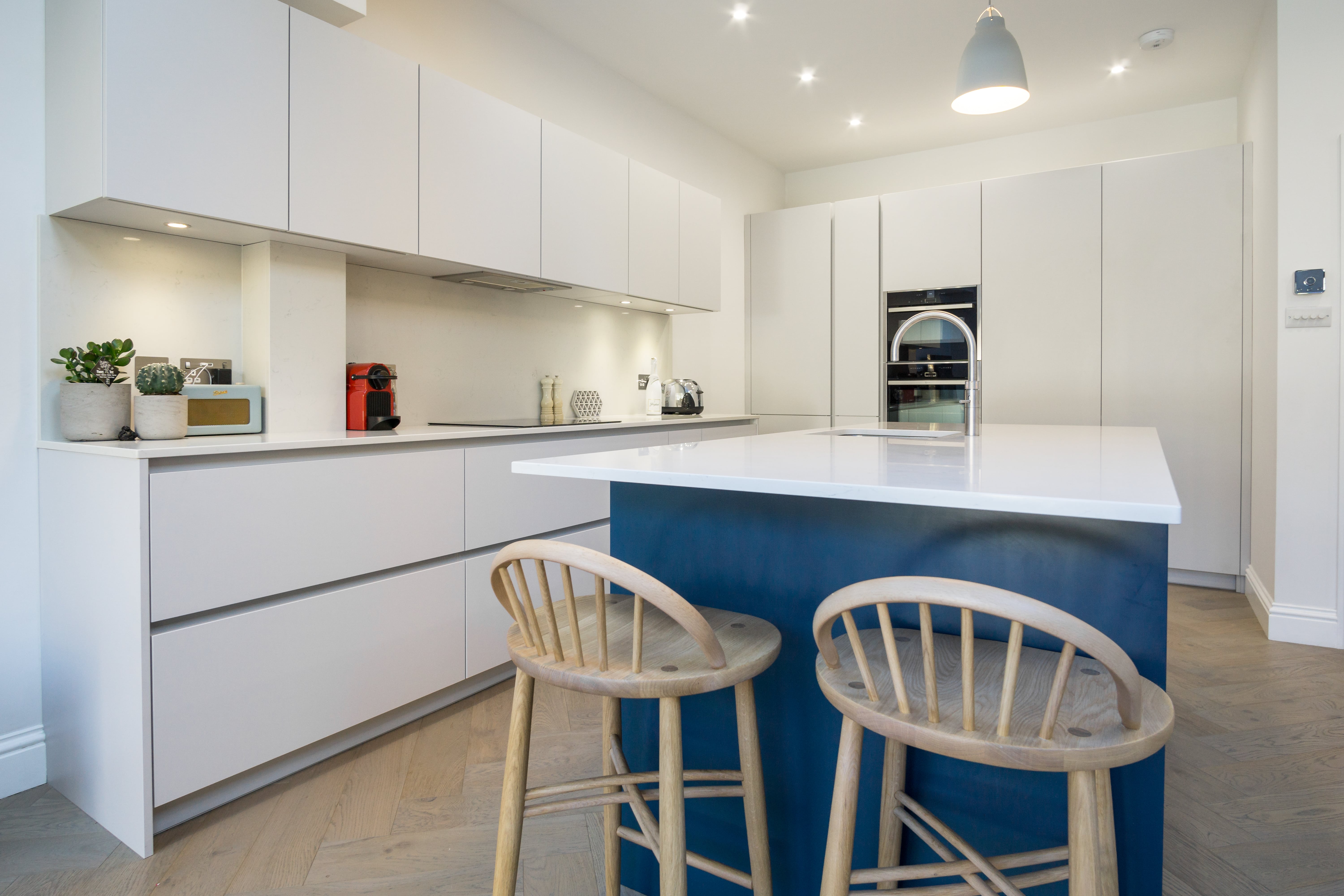 White modern handleless kitchen